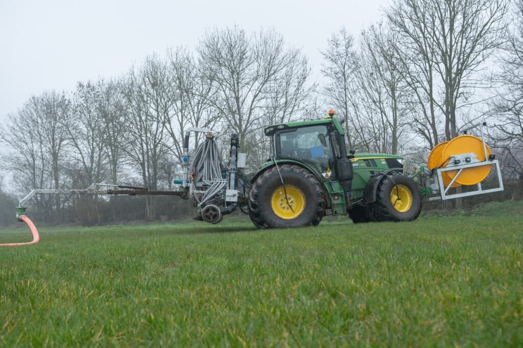 Voor de bemester staat een nieuwe John Deere 6R150 van Loon en Verhuurbedrijf Schelling die ogenschijnlijk met de combinatie speelt. Met 1.200 motortoeren trekt de trekker met een aardige snelheid over het land. De sleepslangbemester weegt 2.300 kg.