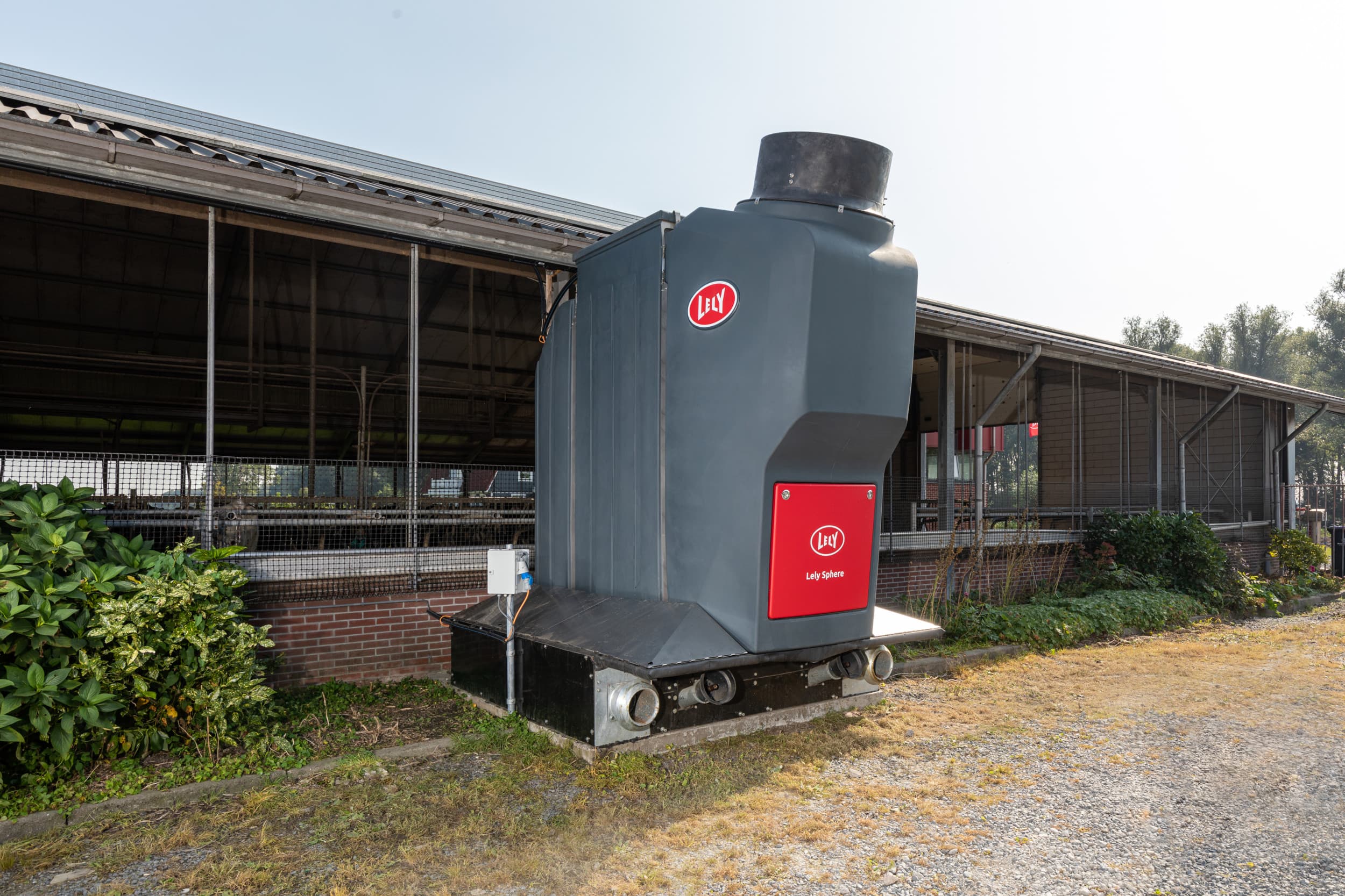 De Lely Sphere is ontwikkeld en erkend als stalsysteem om de ammoniakemissie te verkleinen. Het produceert ook renure, maar ruim 80 procent van de stikstof in de concentraten valt niet onder de renure-vrijstelling. – Foto: Boerderij