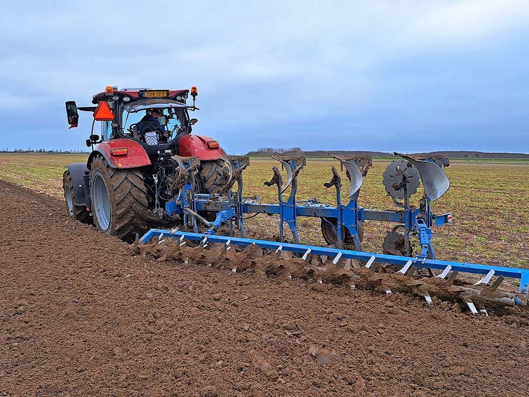 Afgelopen januari op Schouwen Duiveland: ploegen met een VSS Agro-snedemixer. In één werkgang ploegen en klaarleggen voor tweedejaars plantuien op lichte zavelgrond. Het marktaandeel van de snedemixer is klein, maar ieder jaar wordt er nog een aantal verkocht.