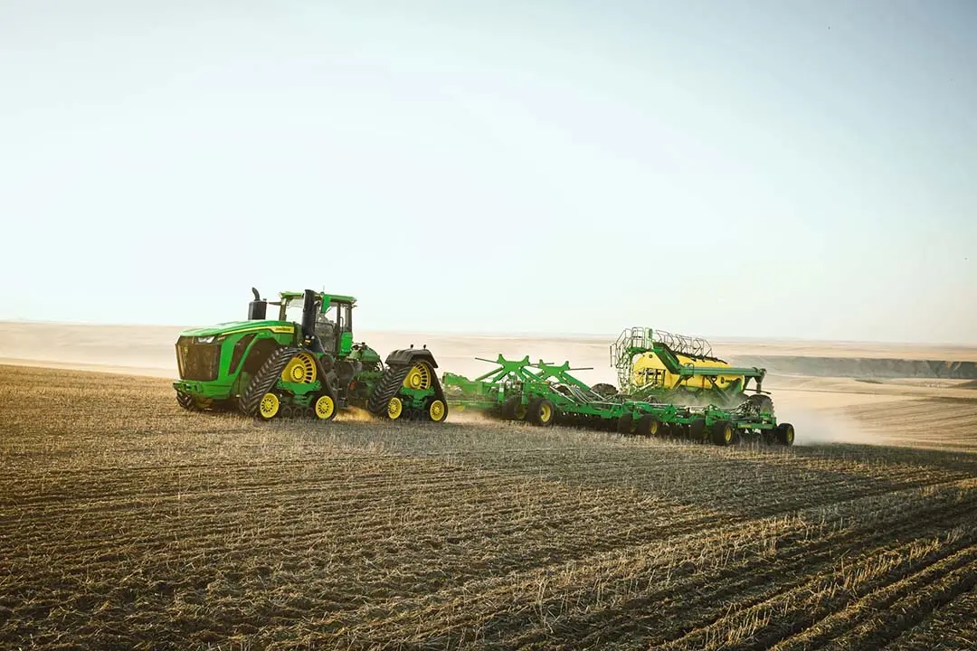 Machinefabrikant John Deere presenteert zijn nieuwe 9RX-kniktrekkers met een vermogen van maximaal 913 pk. Het vlaggenschip is de 9RX 830. - Foto's: John Deere