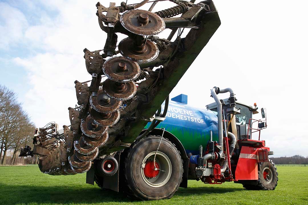 Inzet van een groene weidemeststof SGWM-bemester. - Foto: Hans Prinsen