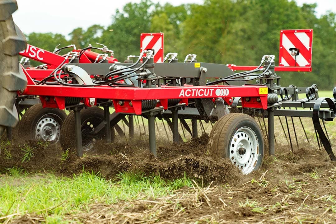 ActiCut snijdt met aangedreven schijven actief het onkruid bij de wortel af. In plaats van dat het wordt losgescheurd met loskomende kluiten zou je zo onkruiden beter vernietigen. De kans is daarmee kleiner dat onkruiden opnieuw gaan groeien. - Foto: 4Disc
