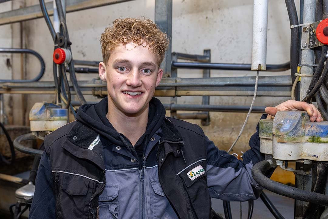 Ariaan wil het melkveebedrijf thuis overnemen. Hij heeft een goed verdienmodel in gedachten maar rijk worden is niet het doel. - Foto's: Peter Roek