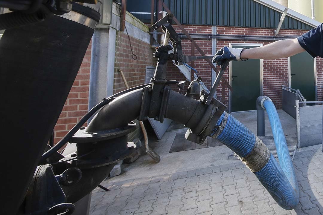 De mestafzetkosten (nu € 20 tot € 25 per ton) verdubbelen, aldus het Nederlands Centrum voor Mestverwaarding (NCM). - Foto: Koos Groenewold