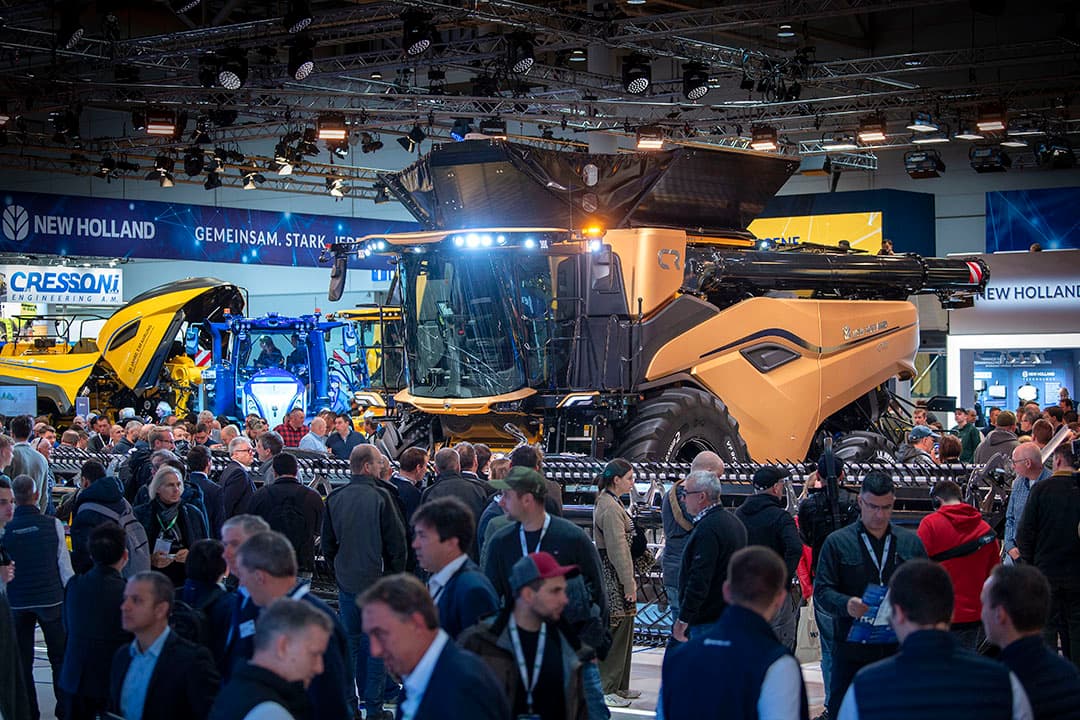 Na veel geheimzinnigheid presenteert New Holland zondag 12 november officieel de CR11-maaidorser. Dat is het nieuwe vlaggenschip van de machinefabrikant, dat 20 tot 40% meer dorscapaciteit zou hebben dan het huidige topmodel CR10.90. - Foto's: Mark Pasveer