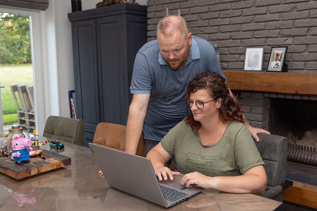 Marcel en Leonie bekijken samen enkele administratieve zaken.