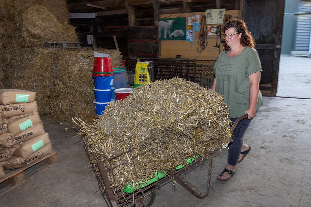 Leonie aan het werk in de schuur.