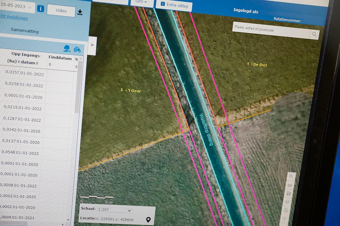 Bij het intekenen van landschapselementen onder het nieuwe Gemeenschappelijk Landbouwbeleid (GLB) zijn dubbelclaims een risico, zoals RVO heeft opgemerkt. Onder dit beleid kunnen boeren voor elementen zoals sloten en heggen die grenzen aan landbouwgrond, ook een basispremie ontvangen. - Foto: Hans Prinsen
