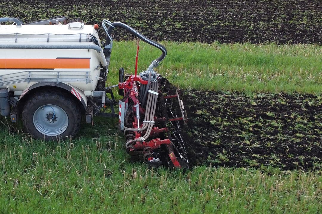 De 6 meter brede Evers Toric Compact tweerijige schijvenbemester is speciaal gebouwd voor boeren en loonwerkers die achter een getrokken mesttank percelen met groenbemester en gewasresten willen bemesten. De Toric Compact schijvenbemester is 735 kg lichter dan de standaard Toric. - Foto: Evers Agro