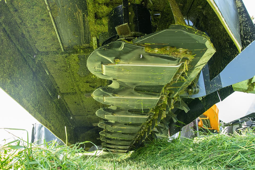 De basis van de maaier bestaat uit Claas-componenten: de maaibalk en kneuzers. ARB-Tec bouwde er zelf hydraulisch aangedreven maaiers van.