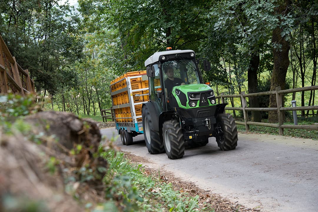 Smalspoortrekkerserie 5080 Ecoline bestaat uit één model. De trekker is leverbaar in drie uitvoeringen met verschillende breedtes. - Foto's: Deutz-Fahr