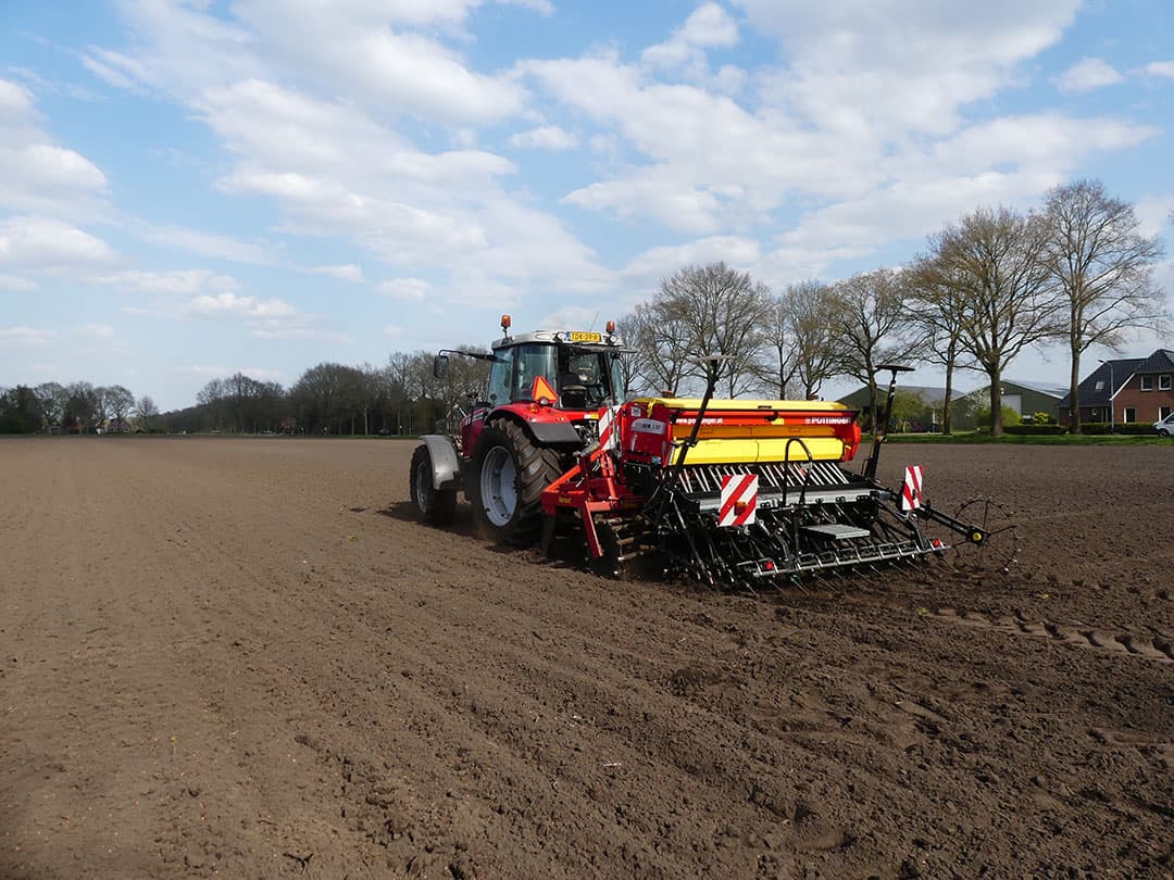 Erwin Huizing zaait de derde week van april zomergerst in Eeserveen (Dr.) "Eindelijk gaat het los", vertelt Erwin die in maatschap boert. Tegelijkertijd is de loonwerker bezig om bieten voor de maatschap te zaaien en er wordt mest gereden. Alles komt tegelijk en zeker het gerst zaaien hadden ze ook liever een maand eerder gedaan. Maar ondanks dat het volop drukte is op het land is het ook nog niet op alle percelen droog genoeg. - Foto: Martin Smits