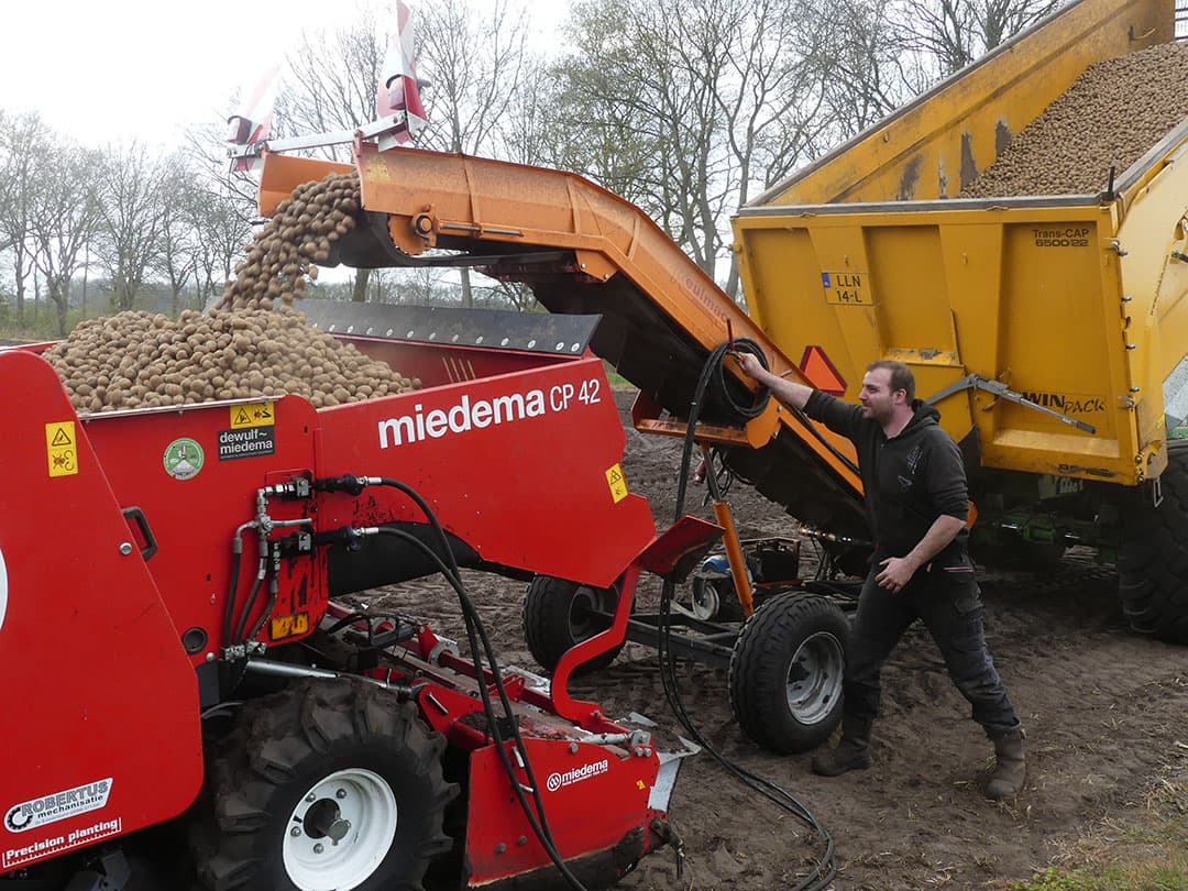 René Kuipers draait in Erm (Dr.) de pootmachine vol met Hansa-pootgoed. Kuipers boert samen met twee neven in maatschap. Bieten zijn deels gezaaid, uien net na Pasen. Het poten gaat goed, maar sommige percelen hebben nog natte plekken. Voor een deel van de bieten moet eerst nog mest op het land. Veel werk doet de maatschap die ook een veehouderijtak heeft zelf. Maar de loonwerker die de bieten zaait, heeft de agenda ook behoorlijk vol. - Foto: Martin Smits