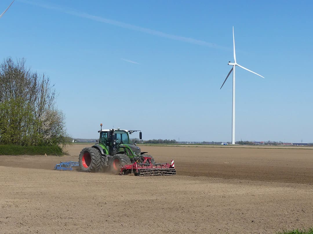 Op de diepgeploegde grond kunnen de boeren in Flevoland wat eerder aan de slag dan op de klei. Akkerbouwbedrijf Stokman-Van Ravenhorst heeft de eerste bieten en uien er al in zitten. Maar niet alles is in een dag klaar. Tweede week april werden de laatste uien onder mooie omstandigheden in diepgeploegde grond. Er zal veel verschil in opkomstdata gaan ontstaan. - Foto: Martin Smits