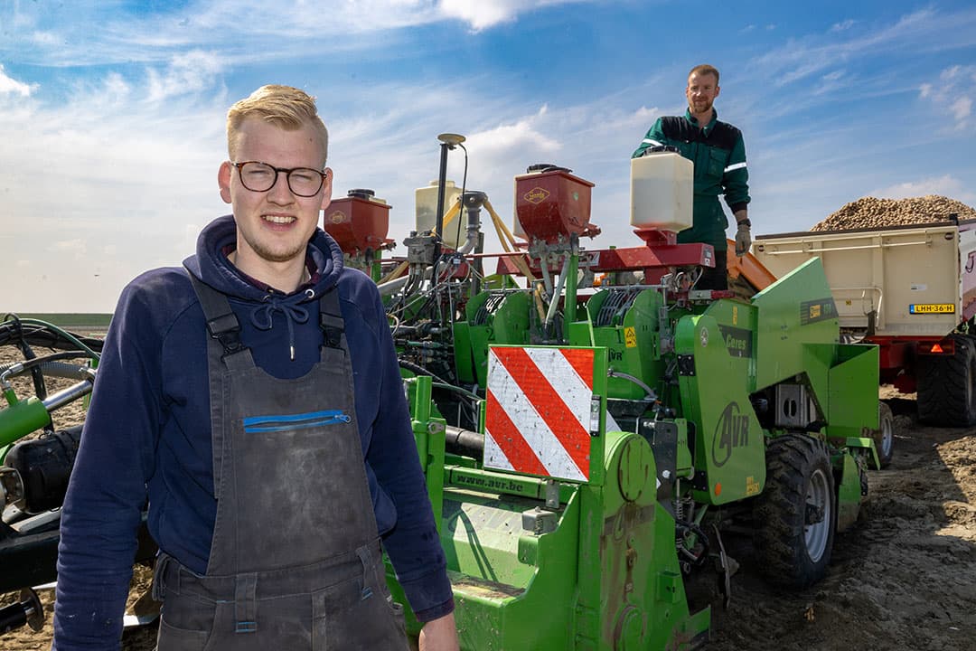 Medewerker Aren Knöps (vooraan) en de Tjechische stagiair Roman Vecek van akkerbouwbedrijf Van Kempen in Nieuwe Tonge (Z-H.) pootten vrijdag 21 april Artemis aardappelen. Bij het poten wordt mimeststof en middelen tegen aaltjes en Rhizoctonia meegegeven.