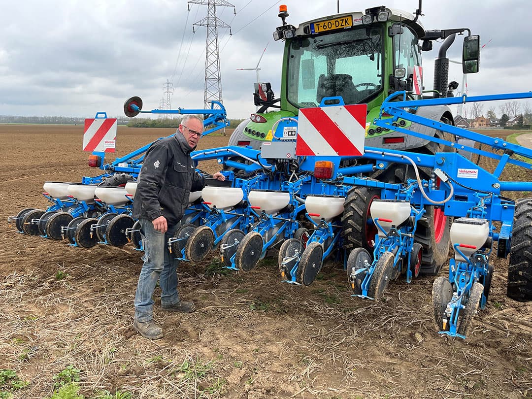 Guido Pinckaers van het Zuid-Limburgse akkerbouw- en loonbedrijf Cerfontaine heeft donderdag 20 april net over de grens in het Belgische Maasmechelen zijn bietenzaaicombinatie net voor het gaat regenen aan het werk gezet. Hij kan de boel weer kan inklappen en onverrichter zake vertrekken. “Deze grond is amper een halfuur geleden klaargelegd en gaat nu meteen kleven. Had de grond al even gelegen, dan waren een paar druppels niet meteen spelbreker geweest.” - Foto: Leo Tholhuijsen