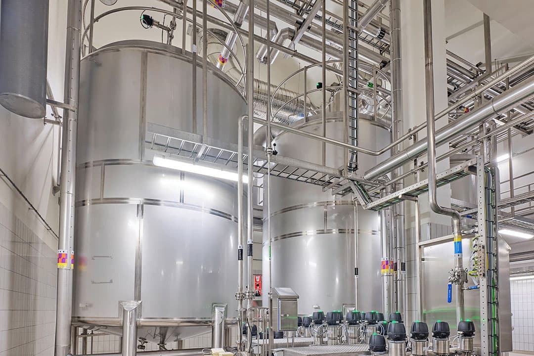Opslagtanks voor zout water in de nieuwe productiefaciliteit voor lactoferrine van FrieslandCampina. De faciliteit ligt aan de Zuid-Willemsvaart in Veghel (N-Br.) - Foto's: FrieslandCampina