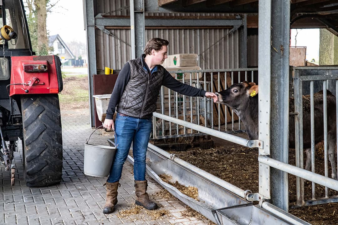 Kees: "Ons bedrijf ligt vlak bij het dorp. Dat zie ik als een kans. Ik zeg altijd maar zo: ik dans op de muziek die draait. Van onze ligging is gebruik te maken bijvoorbeeld door te gaan zelfzuivelen. In combinatie met die A2-melk bieden we dan iets unieks.”