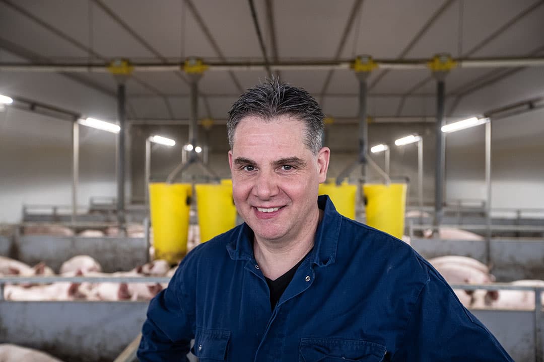 Wilko Hendriks (55) runt samen met zijn vrouw Francis en kinderen op twee locaties een fokbedrijf voor de productie van TN70- en T20 opfokzeugen. In Witharen (Ov.) hebben ze 1,5 jaar geleden een nieuwe opfokstal gebouwd.