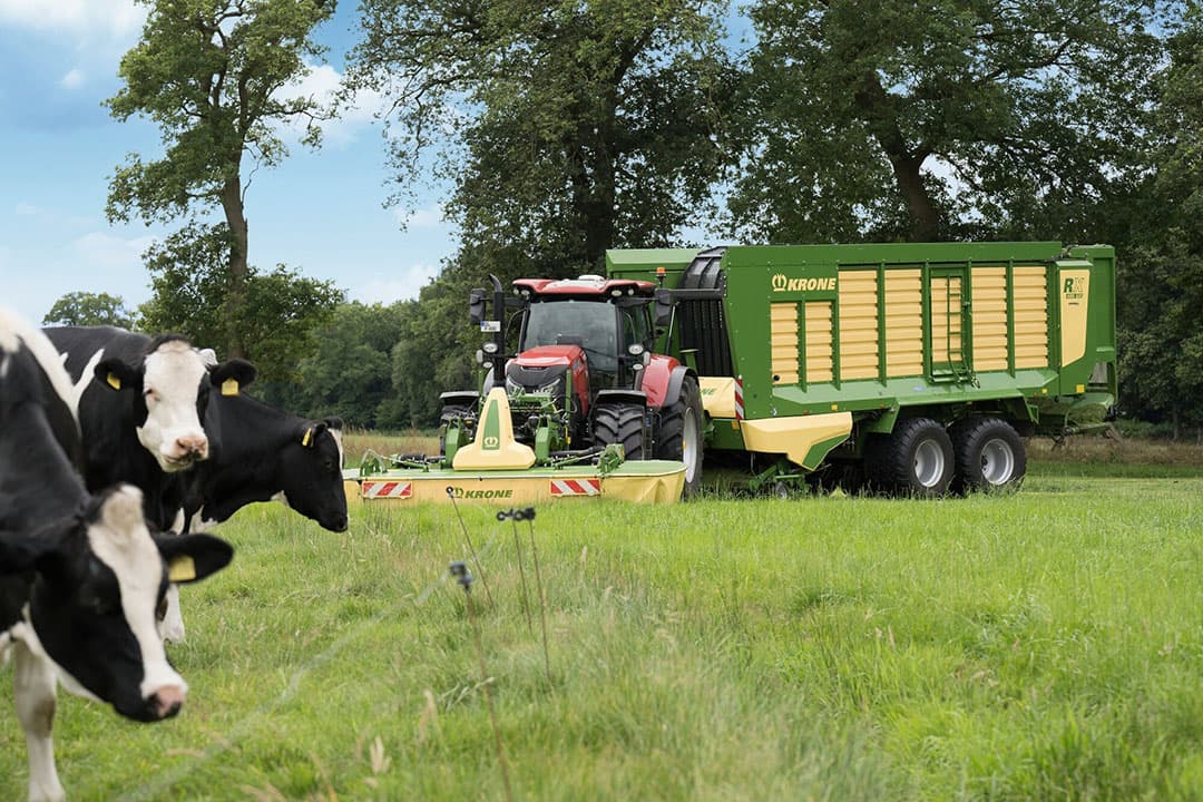 De Easycut F 400 Fold zonder kneuzer beschikt over een zwadvijzel met een diameter van 45 cm. Deze maaier is opklapbaar, heeft een toerental van 1.000 t/min en een eigengewicht van 1.650 kg. De transportbreedte is 3 meter. - Foto's: Krone