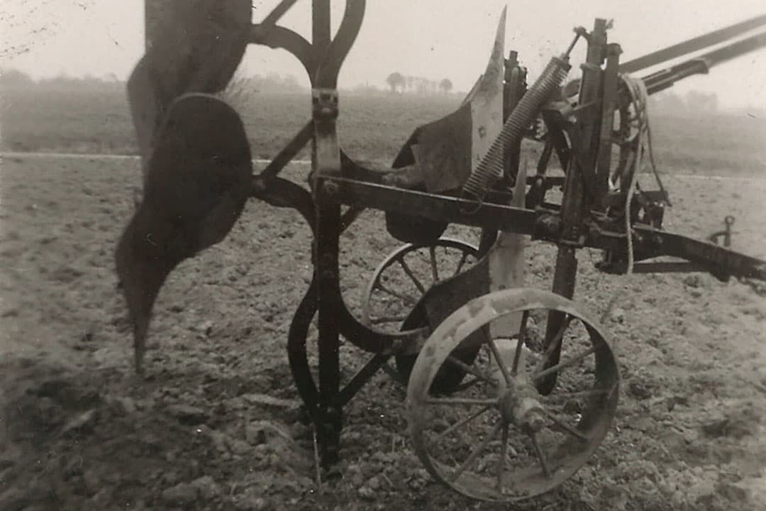 Deze dubbele wentelploeg was er eentje voor de grote jongens. Voorzien van twee keer twee ploegscharen was het een werktuig waarmee men meters kon maken. Een ploegsnelheid van 3,5 km per uur moest mogelijk zijn. Deze ploeg werd rond 1938 tot de diepploegen gerekend omdat hij dieper ging dan 17 cm. - Foto: Misset