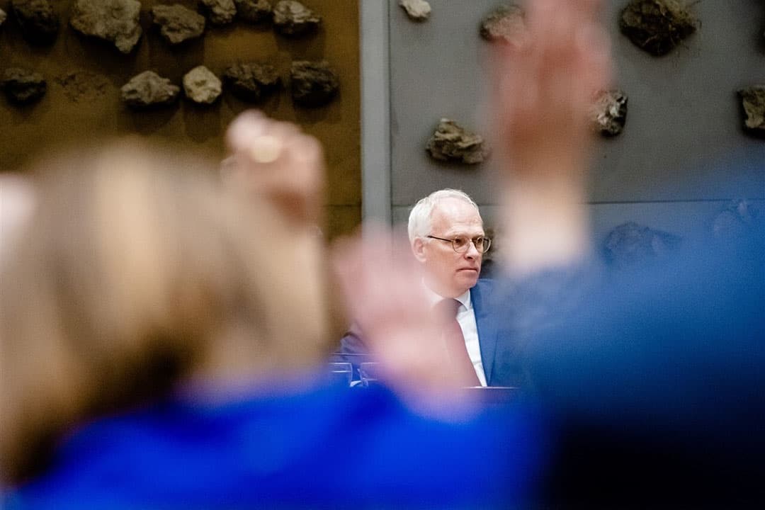 De minister vat samen dat de kans op besmetting van gehouden pluimvee “onverminderd hoog is en zal blijven”. - Foto: ANP
