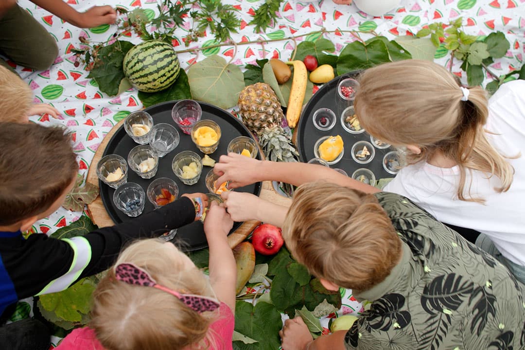 Anita van der Noord (regio Groningen-Drenthe) laat met behulp van haar kleinkinderen zien hoe gezond leren eten al voor de allerjongsten aantrekkelijk gemaakt kan worden. - Foto: Rabobank