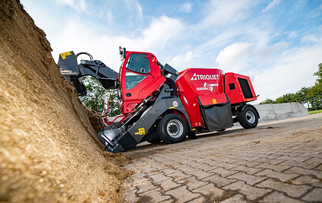 Broei in de kuil voorkomen kan onder meer door het gebruik van het juiste materieel. Hier wordt uitgekuild met de zelfrijdende voermengwagen Triotrac M-1400 ZK van Trioliet. - Foto: Trioliet