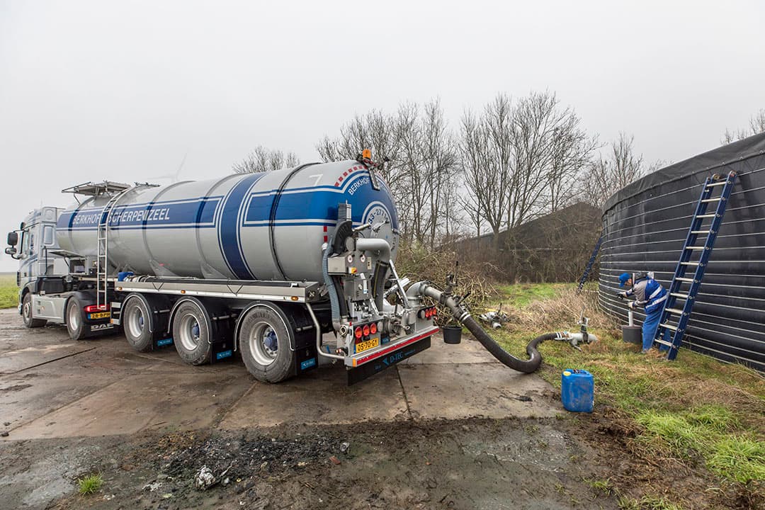 Een vrachtwagen wordt gelost bij een mestsilo. Mesttransporten moeten vanaf 1 januari vooraf digitaal aangemeld worden in het rVDM-systeem. Dit vergt een nieuwe werkwijze, ook voor de boer.