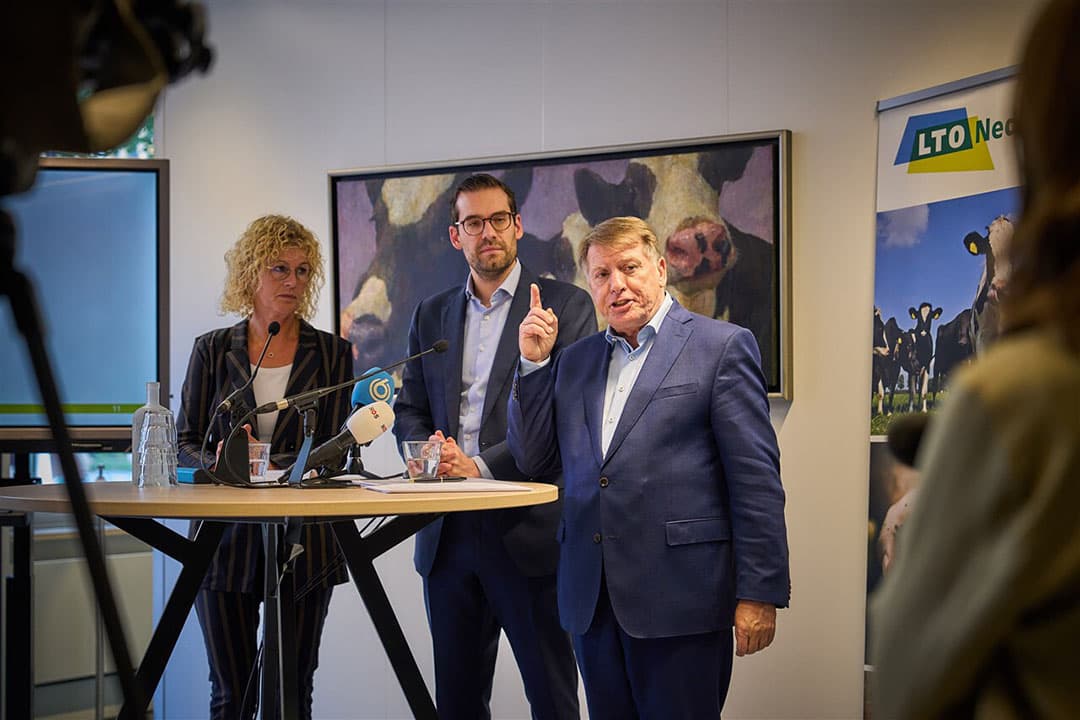 LTO-voorzitter Sjaak van der Tak (rechts) licht samen met Trienke Elshof (portefeuillehouder Platteland en Omgeving, links) en algemeen directeur Hans van den Heuvel (midden) zijn reactie toe op het stikstofrapport van Johan Remkes. - Foto: ANP