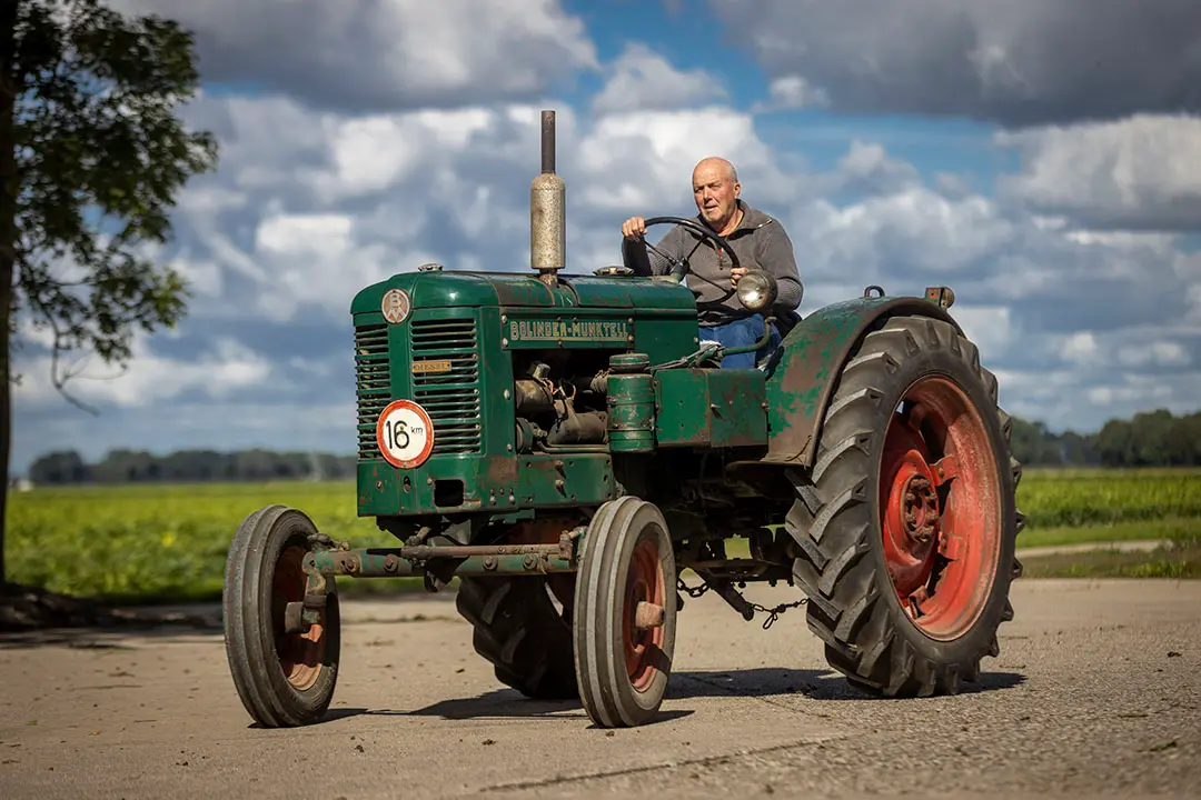 Toon Coppens met zijn Bolinder Munktell 36. - Foto's: Koos Groenewold