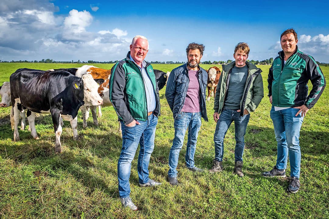 Vlnr: Allard Bakker (directeur De Groene Weg), Erik van der Velde (biologisch melkveehouder), Gert-Jan Stoeten (biologisch vleesveehouder), Daan Tomesen (projectmanager De Groene Weg). - Venema Media