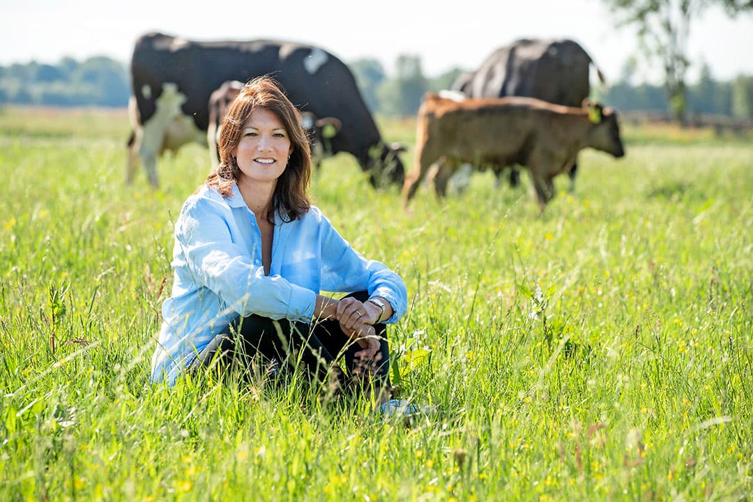 Janina van der Drift start op 1 oktober met Kalverliefde, melk van koeien waarbij het kalf drie maanden bij de koe blijft. - Foto: Paul de Graaff