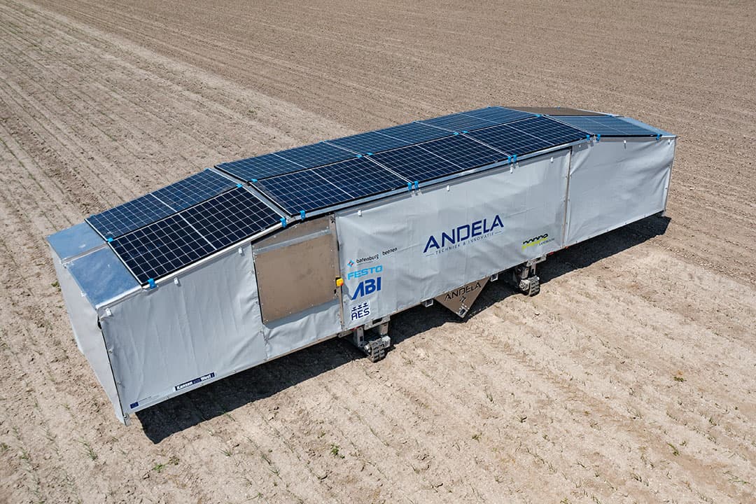 In Nagele (Fl.) wordt gewerkt aan een autonome wiedrobot. De machine is 9 meter breed en telt 12 wiedunits. Op het dak liggen zonnepanelen voor de elektromotoren. - Foto: Klaas Eissens