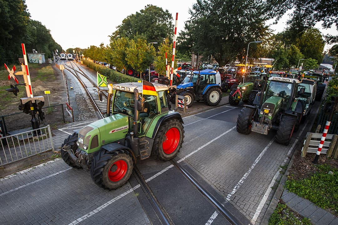 Achterhoekse boeren legden afgelopen dinsdagavond het treinverkeer stil op de spoorlijn tussen Winterswijk en Zutphen. Bij het station van Lievelde werden twee dieseltreinen aan de ketting gelegd - die stoten stikstof uit, aldus de actievoerders, en dat is schadelijk voor het natuurgebied Korenburgerveen waar de spoorlijn doorheen rijdt. Vervoerder Arriva was - uiteraard - 'not amused', al zei een woordvoerder begrip te hebben voor het boerenprotest. - Foto: ANP