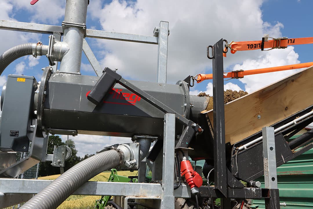 Machinefabrikant Fliegl demonstreerde woensdag 8 juni de mobiele mestscheider Fliegl Tapir 375 bij een veehouder in Beieren (D.). - Foto's en video: Annelies Bakker
