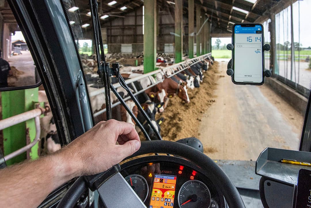 Na het installeren van de Topcon Feed app, wordt je telefoon een verlengstuk van je weegsysteem met tal van handigheidjes die het laadproces makkelijker maken. - Foto: Stefan Koopmans