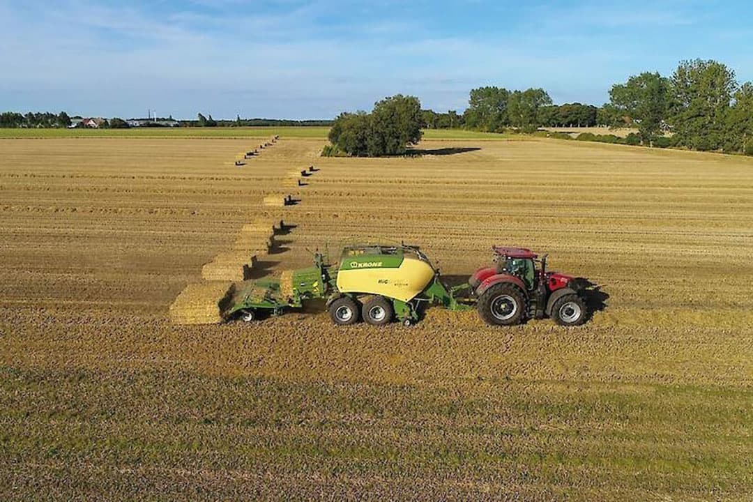 Met het gps-gestuurde balenaflegsysteem wordt het balen opruimen efficiënter. Dat bespaart kosten, aldus machinefabrikant Krone. - Foto: Krone