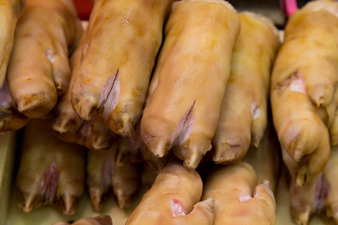 Hoewel vleesdelen lastig te plaatsen zijn, loopt de export van koppen, staarten, poten en ingewanden wel door. Foto: Canva
