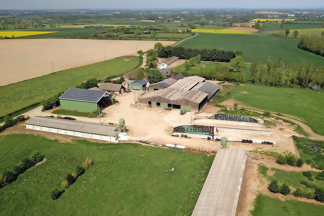 Luchtfoto van het landbouwbedrijf in Frankrijk. - Foto's: AVS-GPFA