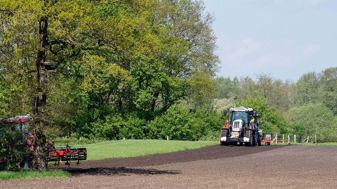 Mais zaaien, het seizoen staat weer voor de deur. Jaar in jaar uit mais telen op het zelfde perceel op zand en lössgrond kan vanaf volgend jaar niet meer. - Foto: Frank Uijlenbroek