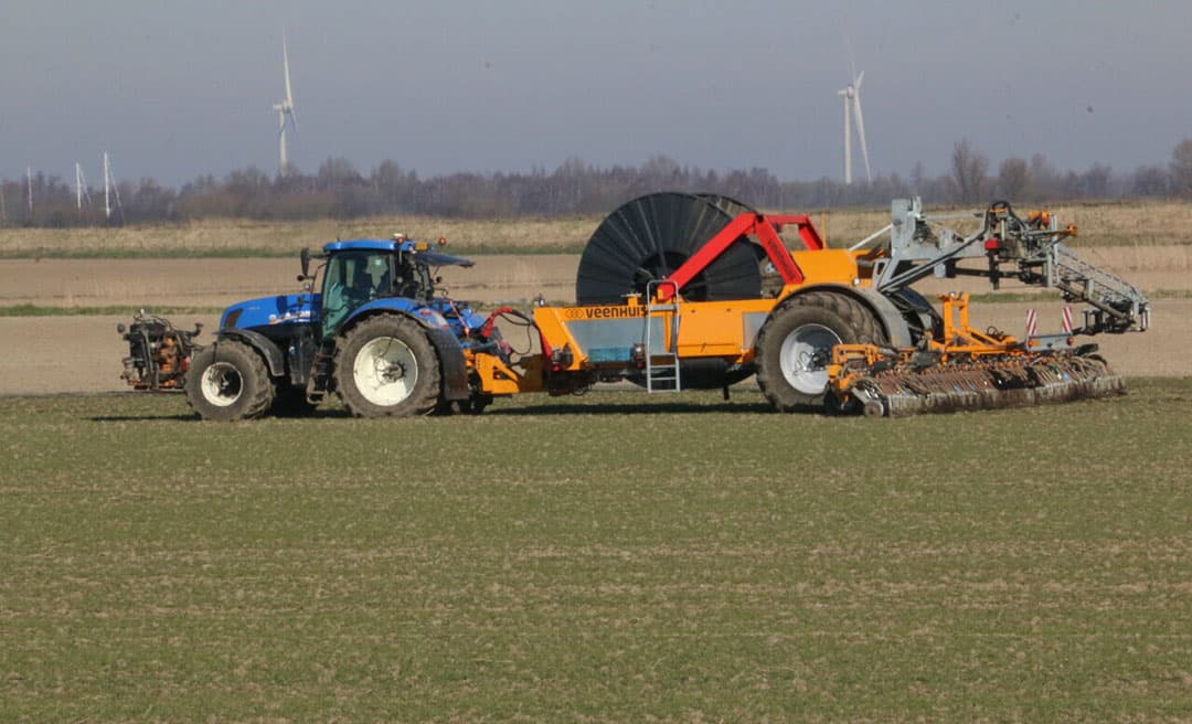 Akkerbouwer Piet Huybrechts uit het Noord-Brabantse de Heen laat als een van de eersten zijn wintertarwe bemesten door akker- en loonbedrijf Laurijsse. - Foto's: Anton Dingemanse
