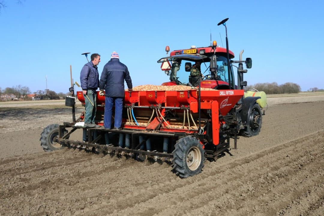 Harm van der Wekken uit Noordgouwe laat loonbedrijf Vis een perceel plantuien planten met een Warrens Deltaplanter. Deze Deltaplanter plant 3 bedden van ieder 5 rijen. - Foto's: Anton Dingemanse