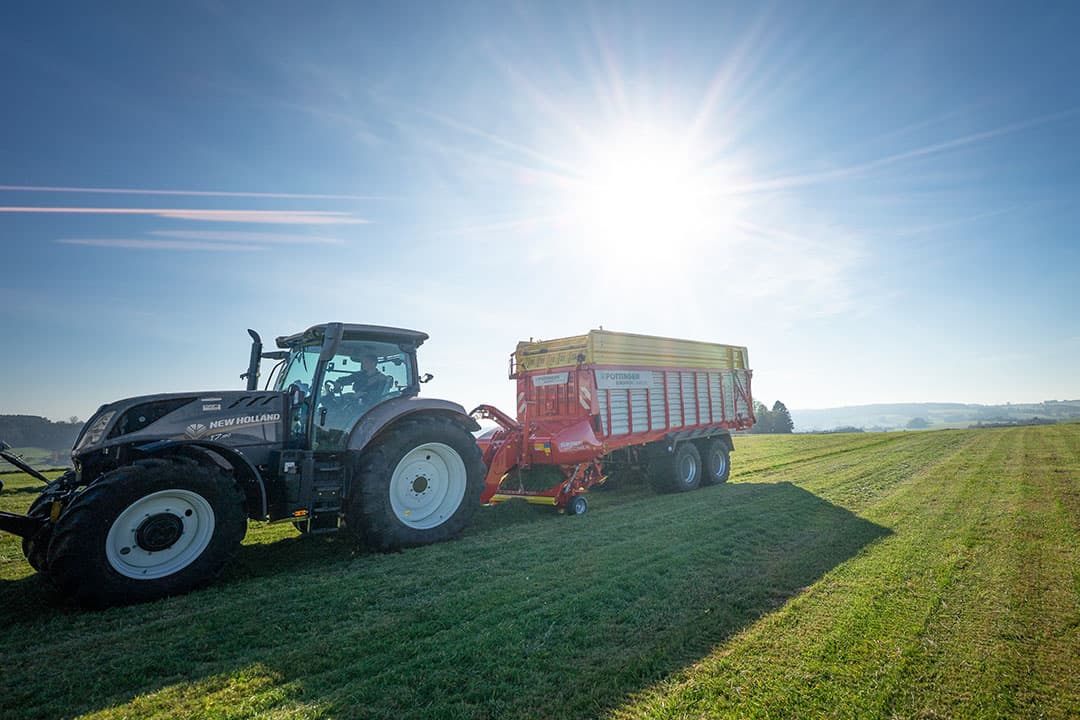 Voortaan zijn de wagens voorzien van een veerbelaste klep op het kopschot, wat helpt om het vermoezen van gras te voorkomen. - Foto's: Pöttinger.