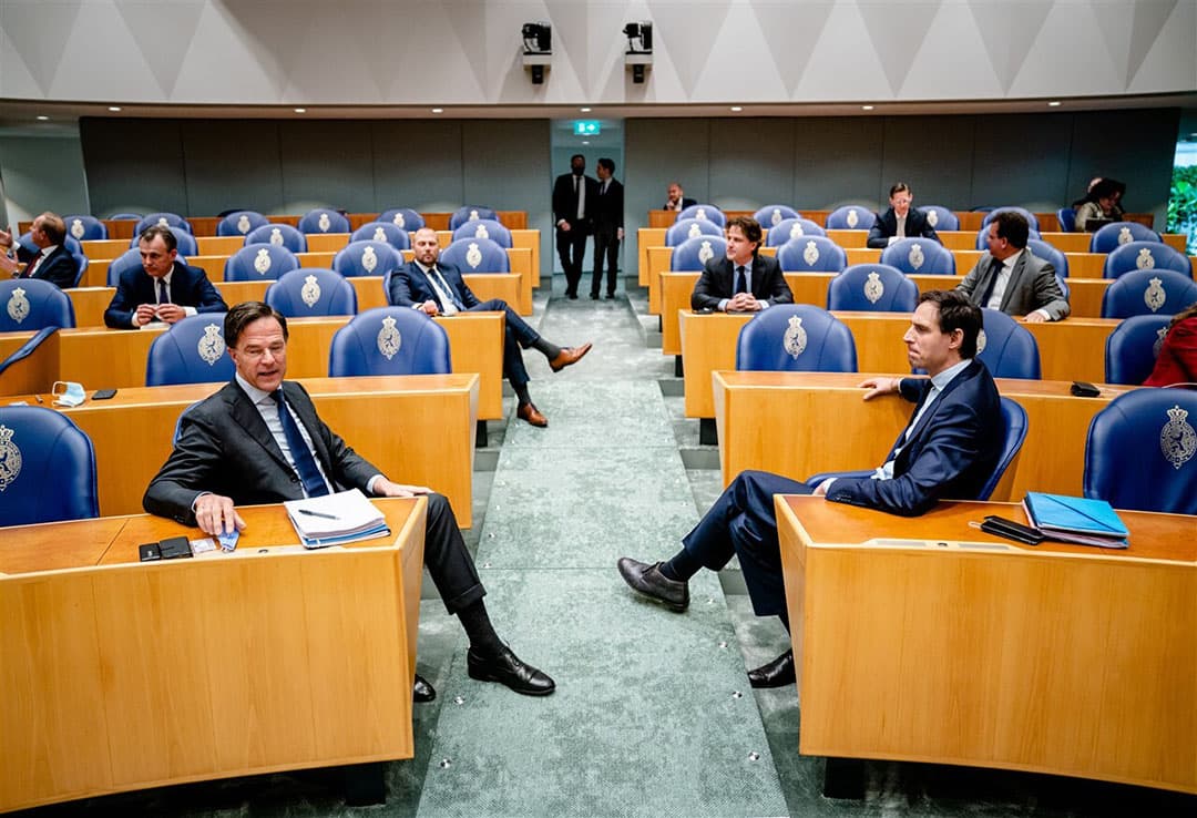 Mark Rutte (VVD) en Wopke Hoekstra (CDA) tijdens het debat in de Tweede Kamer over het eindverslag van de informateurs Johan Remkes en Wouter Koolmees over het coalitieakkoord van VVD, D66, CDA en ChristenUnie. - Foto: ANP