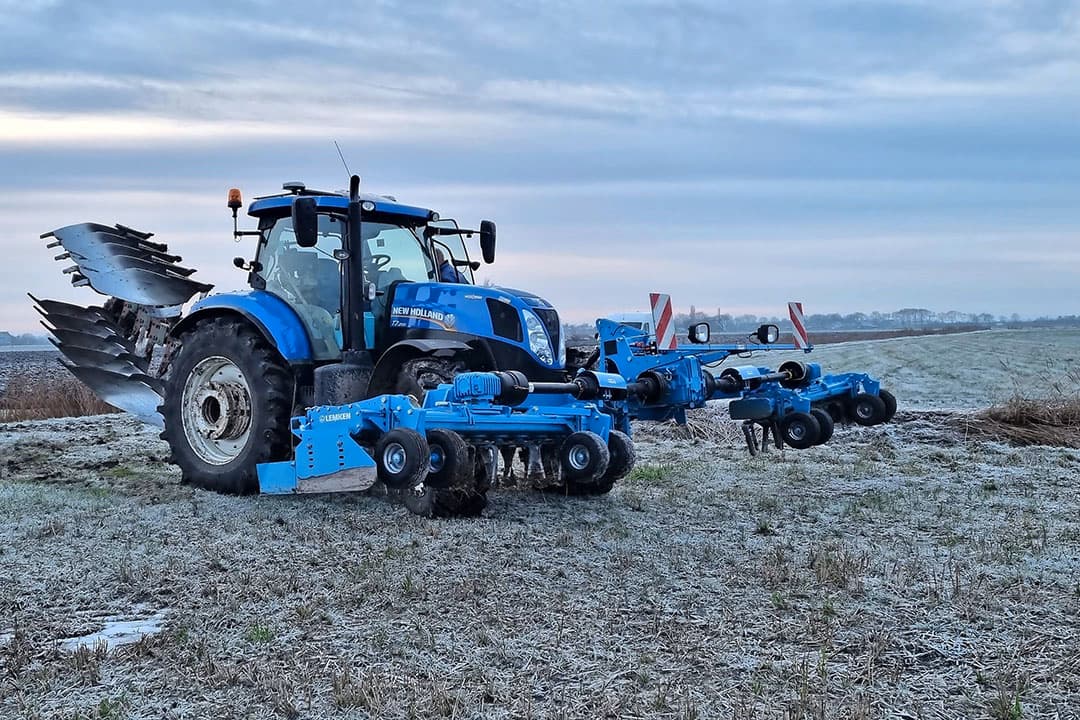 Het rotorkopeg-frame is verbreed voor gebruik in de fronthef tijdens het ploegen. - Foto's: Bakker adc