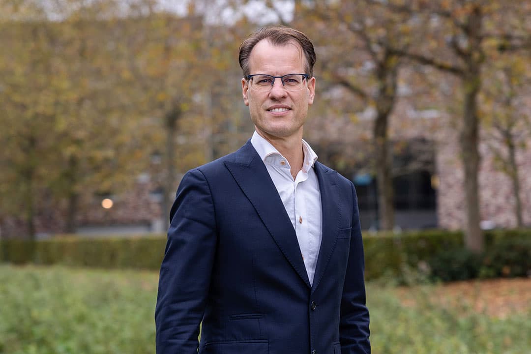 Robin Nijhuis (52) is de nieuwe voorzitter van de Vaksectie Recht van de VLB. Hij is de opvolger van Bert van den Kerkhof, die 20 jaar voorzitter was namens ABAB. Nijhuis is fiscalist en al bijna 25 jaar werkzaam bij Flynth. Hij is opgegroeid in Soest en studeerde fiscaal recht in Groningen. - Foto: Herbert Wiggerman