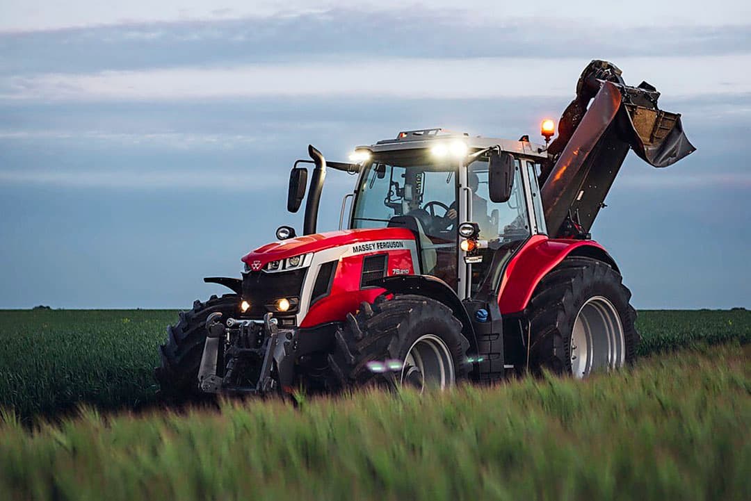 Boven 200 pk biedt Massey Ferguson nu naast de 8S-serie deze compacter gebouwde S7.210 aan. - Foto: Agco