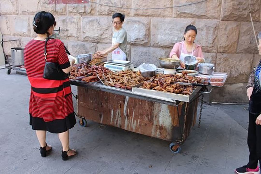 Varkensproducten te koop op straat in China. - Foto: Vincent ter Beek
