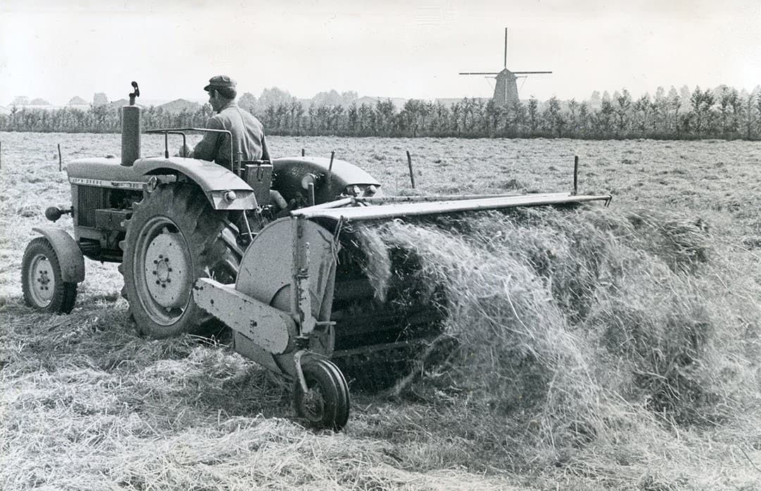 De trommelschudder was enorm populair, hij schudde goed en wierp het gras luchtig weg. De oudere schudders voor achter een paard hadden vaak drie steunwielen, de versie voor achter de trekker had er twee. Later kwamen er uitbreidingssets met spreidborden zodat men met de schudder ook kon wiersen. - Foto: Misset